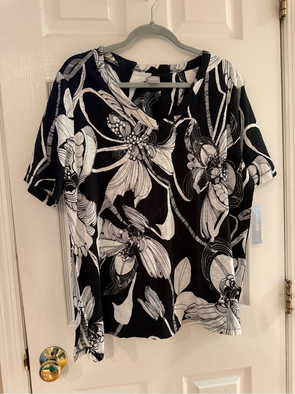 Chico's Black & White Floral Short Sleeve V-Neck Top